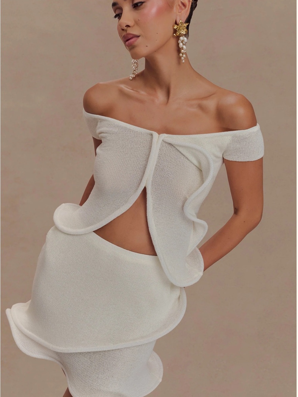 Off-Shoulder Sculpted White knited top